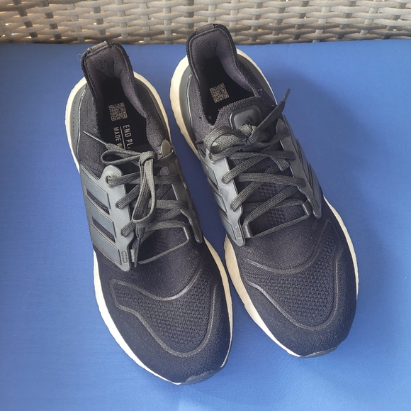 Adidas women's Ultraboost 22 running shoes black and white size 9 - Picture 2 of 7